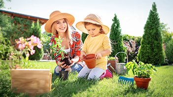 Frau und Kind im Garten